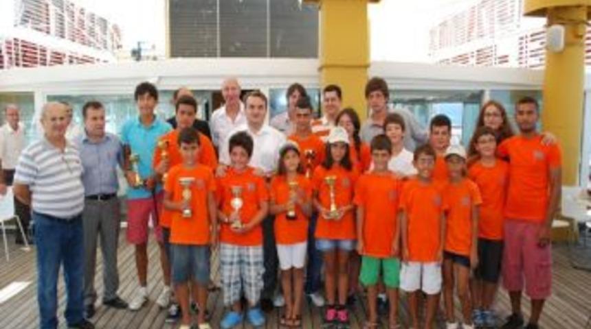 Burgazlı Yelkenciler Kupalarını Aldı