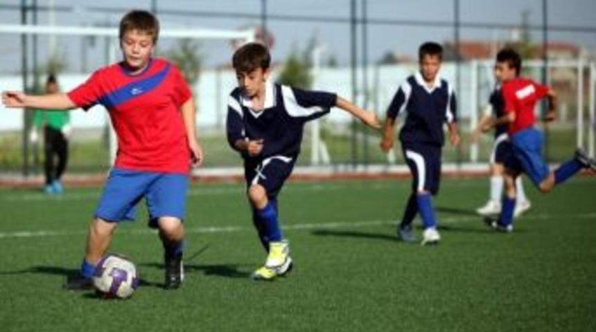 4.mahmut Ş&ouml;leniş&ccedil;i Mini Minikler Futbol Turnuvası Başladı