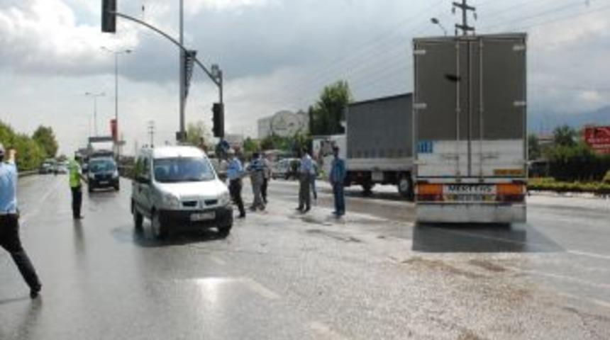 Taşımasını Yaptıkları Fabrikayla Anlaşamayan Kamyoncular Trafiği Alt&uuml;st Etti