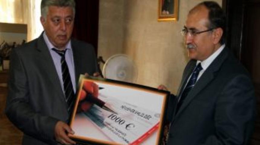 Nevşehir Valisi Savaş&rsquo;tan Hayırsever Gurbet&ccedil;iye Plaket