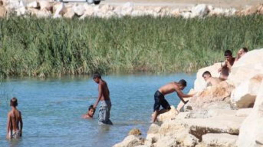 G&ouml;lde Y&uuml;zen &Ccedil;ocuklar Tehlikeye Aldırış Etmiyor