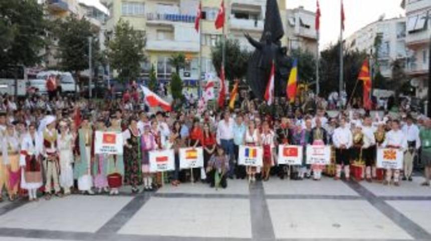 Bal&ccedil;ova'da Renkli Festival