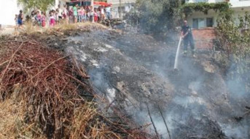 Sokak Arasında Bırakılan &Ccedil;ırpıların Yanması Paniğe Neden Oldu