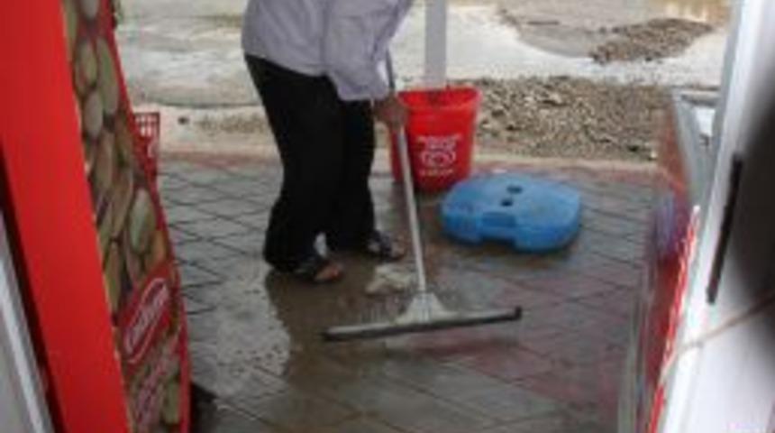 Yağmur, Ereğli&rsquo;de Etkili Oldu, Bazı D&uuml;kkanlar Su I&ccedil;inde Kaldı