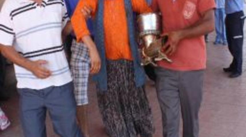 Sal&ccedil;a &Ccedil;ekme Makinesiyle Hastaneye Getirildi