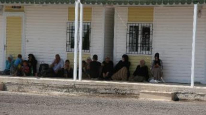 Suriyeli M&uuml;ltecilerin T&uuml;rkiye&rsquo;ye Ge&ccedil;işleri Kontroll&uuml; Bir Şekilde Kabul Edilirken, Pasaportla Giriş &Ccedil;ıkışlar S&uuml;r&uuml;yor