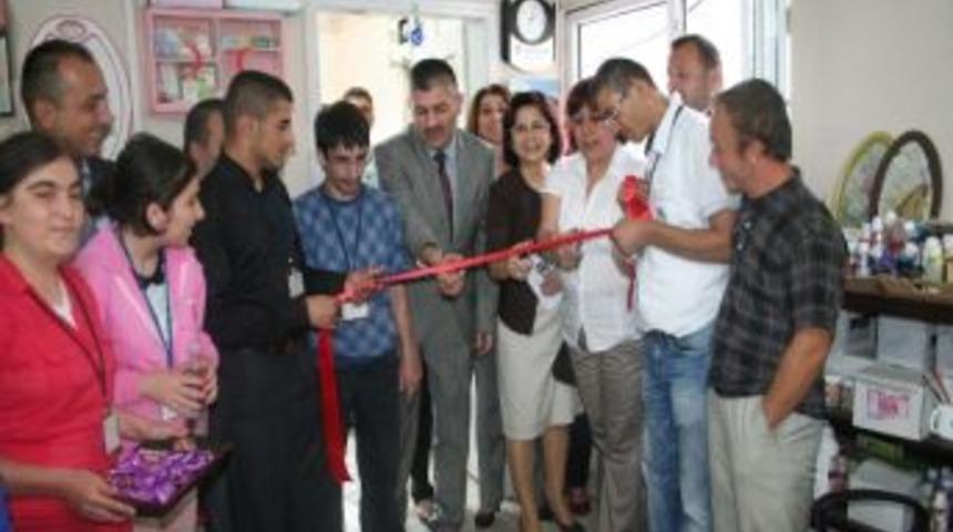 Zihinsel Engelli Bireylere Ahşap Boyama Kursu A&ccedil;ıldı