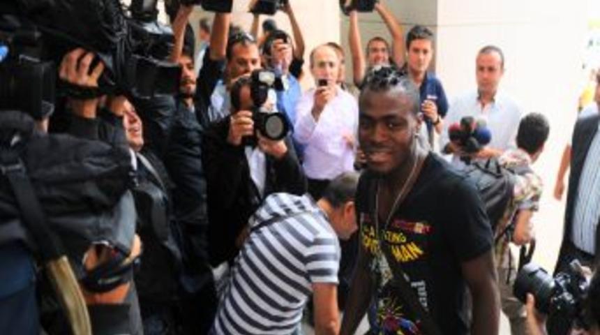 Emenike Adliyeden Ayrıldı