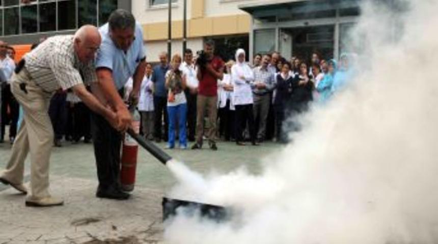 Hastane Personeli Yangın Tatbikatında Hem Eğlendi Hem De &Ouml;ğrendi