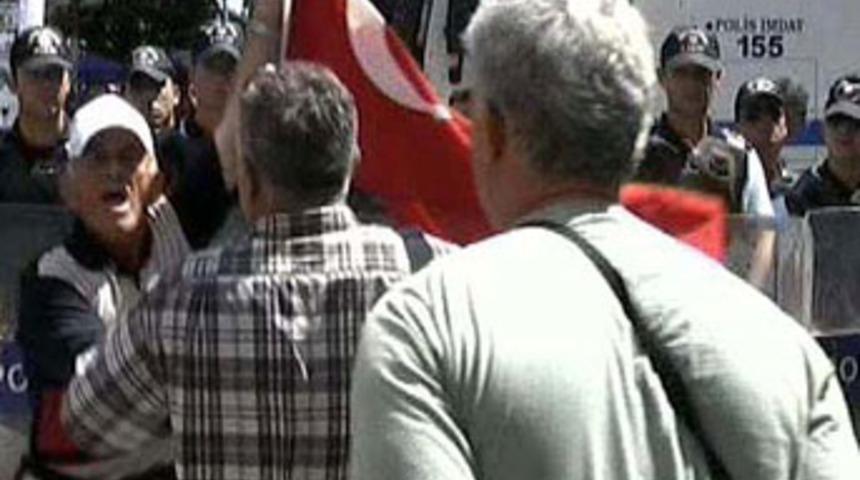 BDP'li kadınlara T&uuml;rk bayraklı tepki