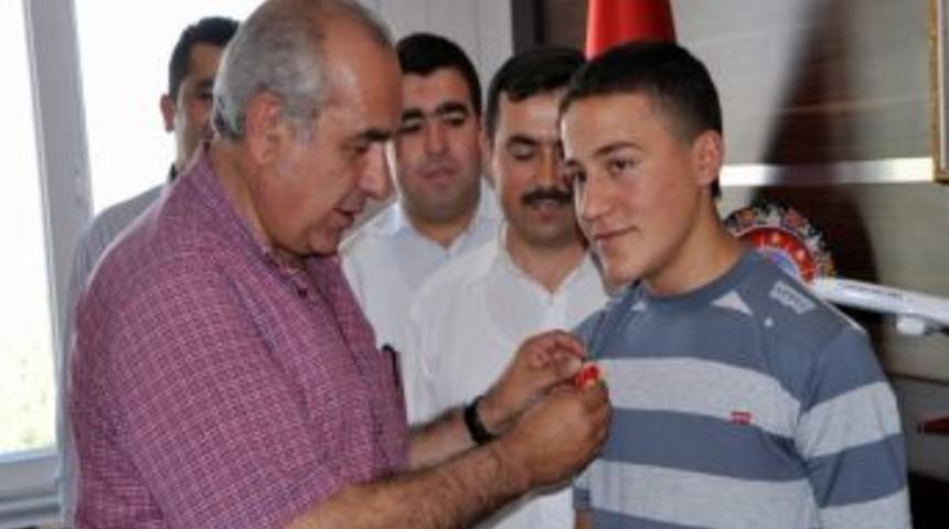 Sedat Sel, T&uuml;rkiye Birincisi Olan &Ouml;ğrenciyi Altınla &Ouml;d&uuml;llendirdi