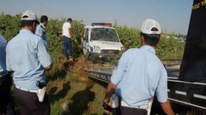 Polis Aracı Tarlaya U&ccedil;tu