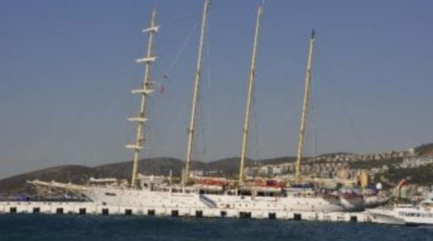 Kuşadası&rsquo;na Denizden Eşcinsel &Ccedil;ıkartması