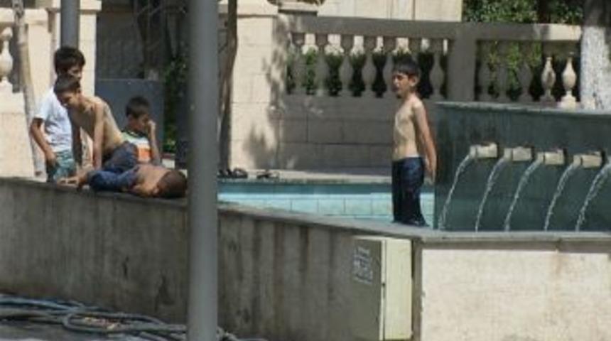 Serinlemek İsteyen &Ccedil;ocuklar S&uuml;s Havuzlarına Akın Etti