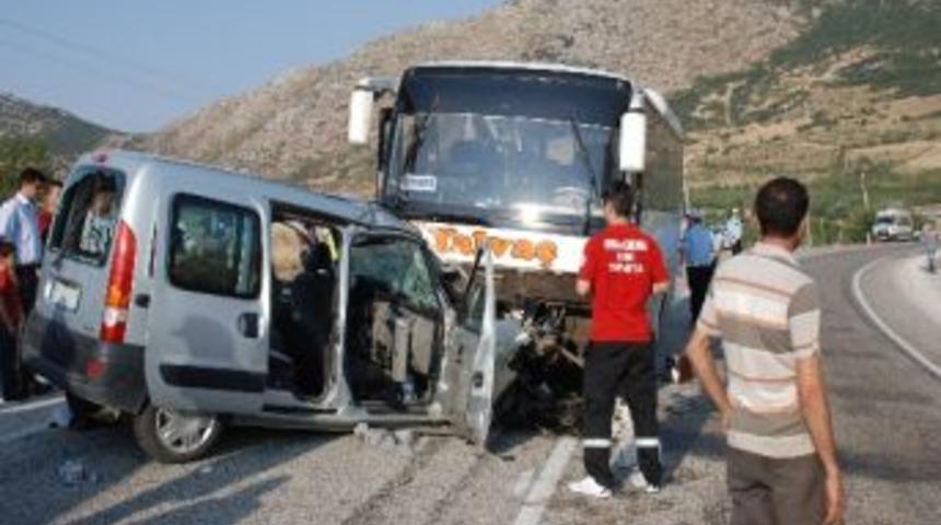 Yolcu Minib&uuml;s&uuml; İle Otomobil &Ccedil;arpıştı: 2 &Ouml;l&uuml;, 20 Yaralı