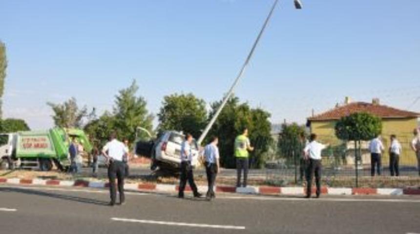 Otomobil Elektrik Direğine &Ccedil;arptı: 5 Yaralı