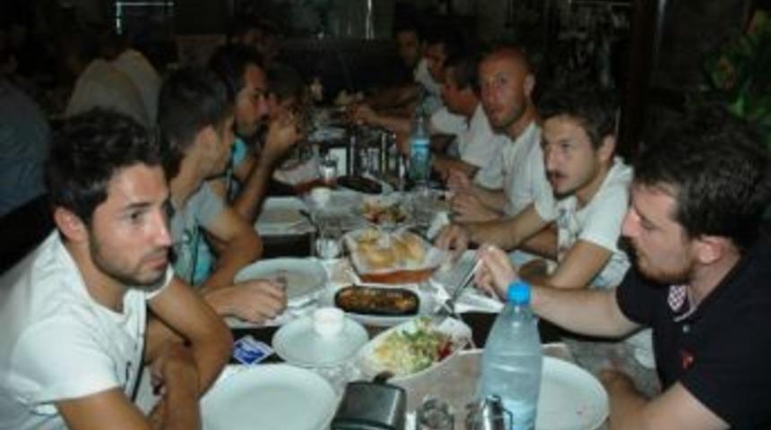 Tekirdağspor Y&ouml;netimi Ve Futbolcuları Yemekte Bir Araya Geldi