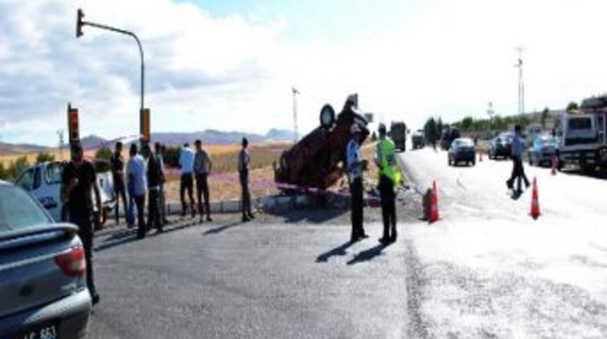 Kırşehir&rsquo;de 2 Otomobil &Ccedil;arpıştı: 1 &Ouml;l&uuml;, 6 Yaralı
