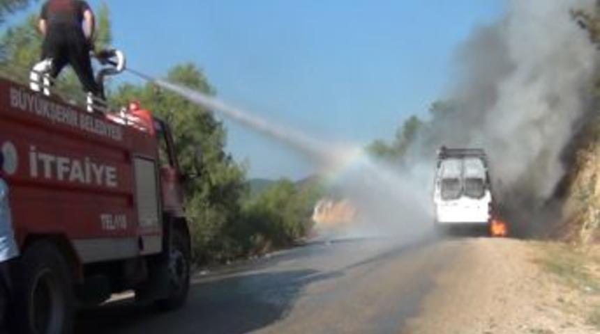 Adana'da Yolcu Minib&uuml;s&uuml; Alev Alev Yandı