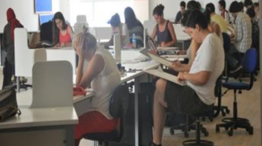 Geleceklerini &Ccedil;iziyorlar