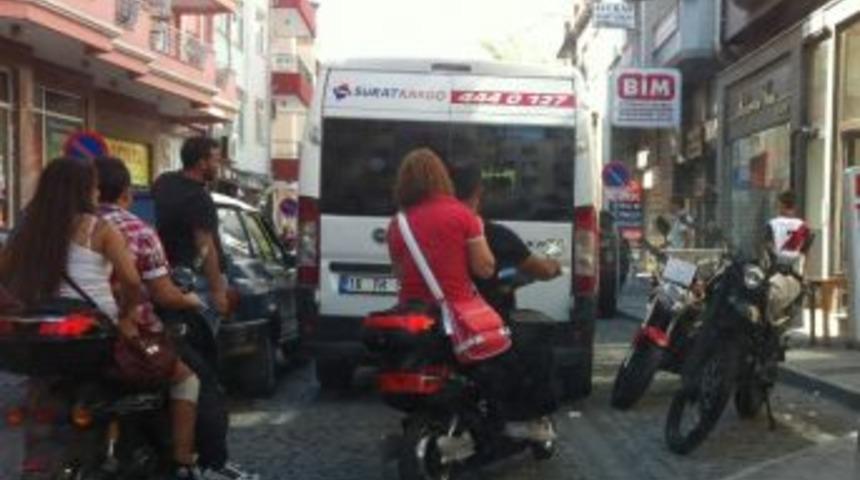 Hatalı Parklar Trafiği Aksatıyor