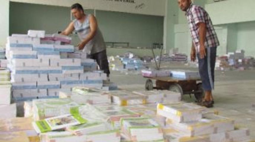 &Uuml;cretsiz Ders Kitapları Dağıtımı &Ouml;demişi'ten Başladı