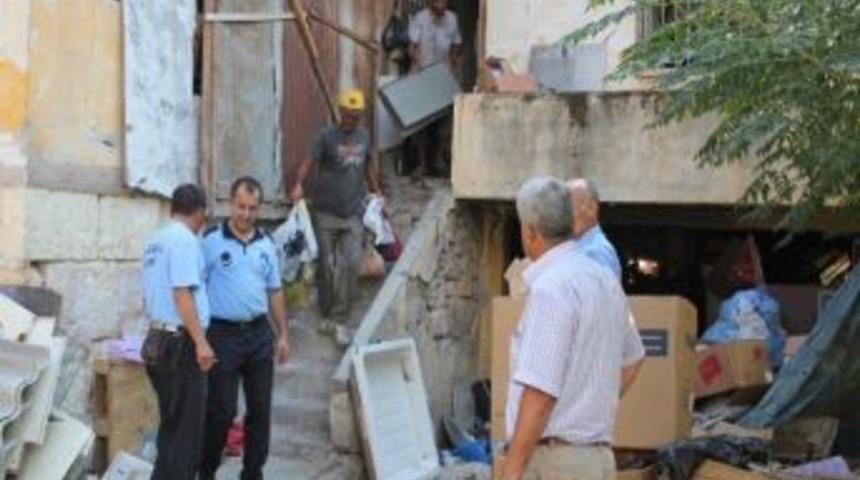 Toroslar Belediyesi &Ccedil;&ouml;p Evleri Boşaltmaya Devam Ediyor