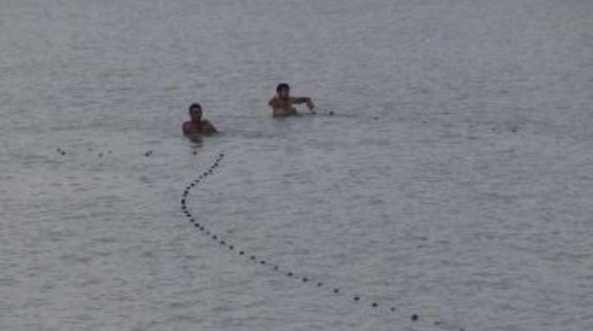 Serin G&ouml;l Suyuna Girerek, Ağla Balık Avcılığı Yapıyorlar