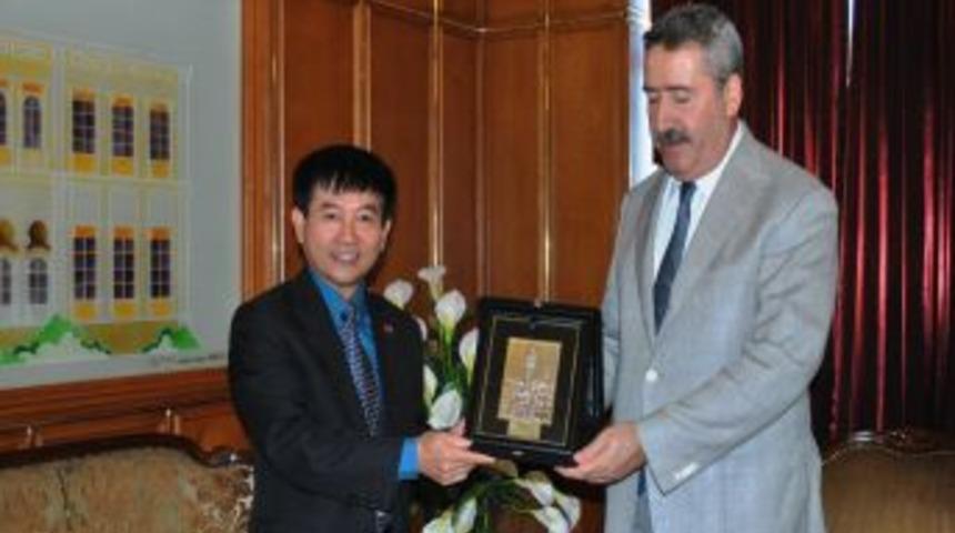 Vietnam B&uuml;y&uuml;kel&ccedil;isi&rsquo;nden Vali Kıra&ccedil;&rsquo;a Ziyaret