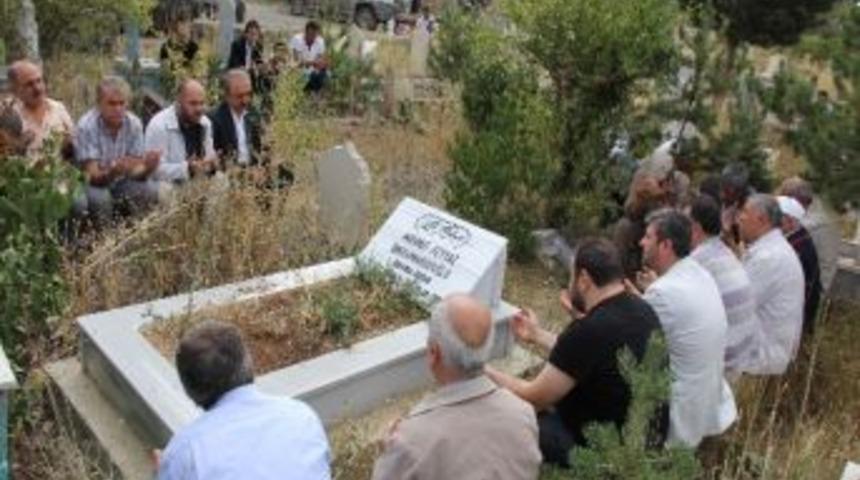 Ervak, Feyyaz İbrahimhakkıoğlu&rsquo;nu Mezarı Başında Andı
