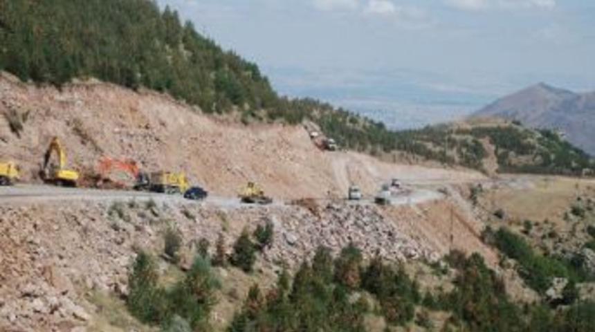 &Ouml;zhaseki, Erciyes'te Yol &Ccedil;alışmalarını Denetledi