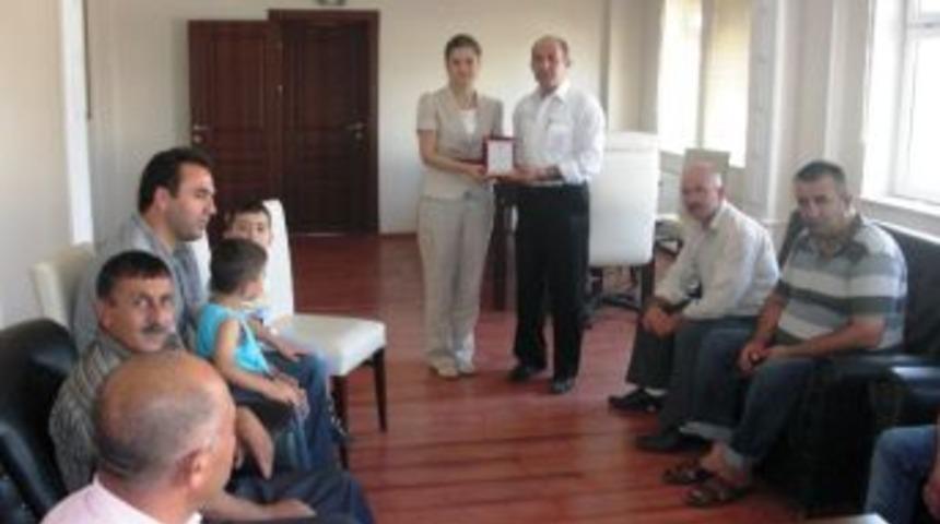 Karakoyunlu Esnafından Tayini &Ccedil;ıkan Kaymakam &Ccedil;i&ccedil;ekli'ye Plaket