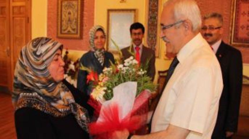 Şehit Annesi Valiye &Ccedil;i&ccedil;ek Verdi