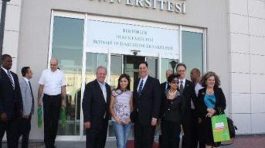 Amerikan Milletvekillerini Amerika&rsquo;ya Giden &Ouml;ğrenci Gezdirdi