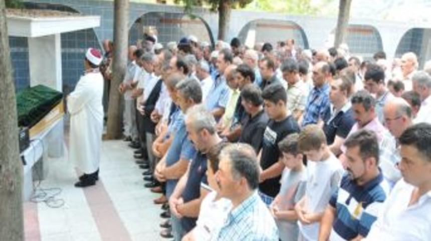 Mezarlık Bakımında Kazara &Ouml;len İş&ccedil;i Toprağa Verildi