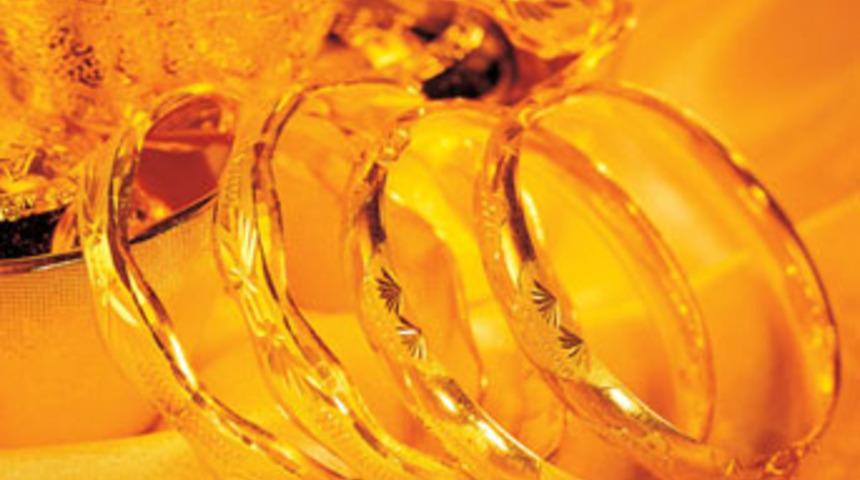 Uyuyunca 40 bin liralık altını &ccedil;aldırdı