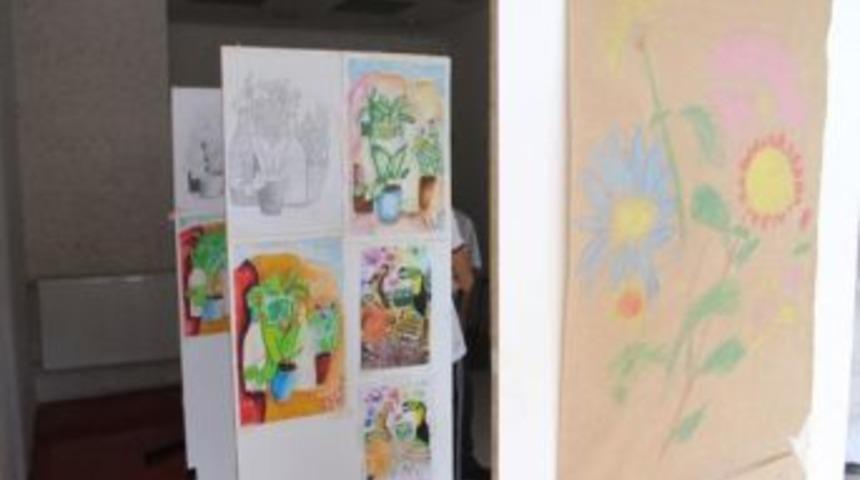 K&uuml;&ccedil;&uuml;k Ressamlar Eserlerini Sergiledi