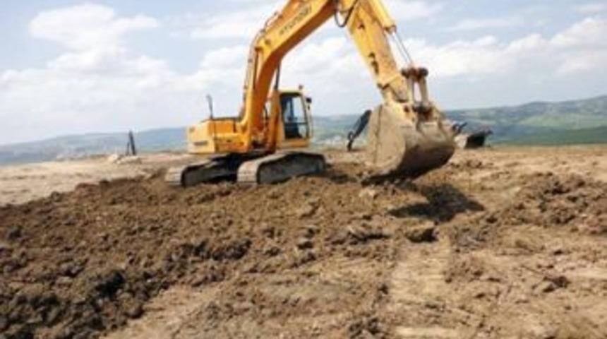 Eski &ccedil;&ouml;p d&ouml;k&uuml;m alanı toprakla kapatılıyor