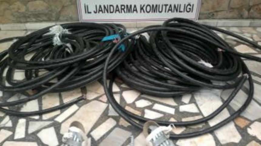 Kablo Hırsızlığı Yapan Ş&uuml;pheliler Su&ccedil;&uuml;st&uuml; Yakalandı