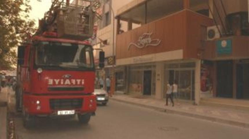 Kafede &Ccedil;ıkan Yangın Paniğe Neden Oldu