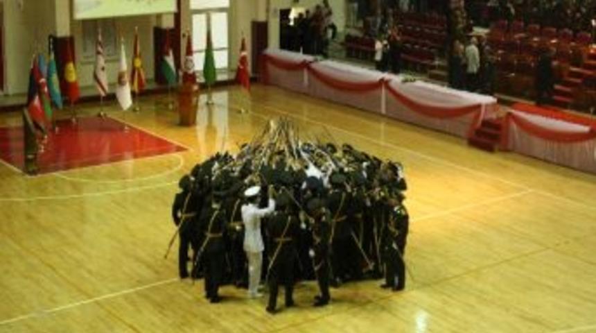 Gata Mezuniyetinde Gen&ccedil; Tabipten Evlilik Teklifi