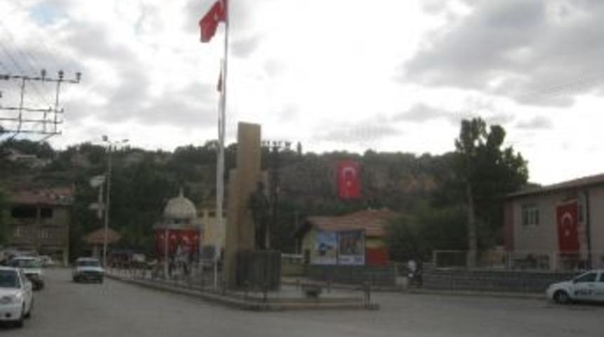 B&uuml;nyan'da 600 Metrekare Dev Bayrak Asıldı