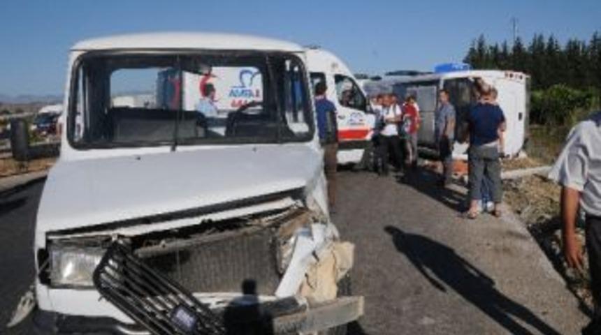 Tur Midib&uuml;s&uuml; İle Kamyonet &Ccedil;arpıştı: 2 &Ouml;l&uuml;, 8 Yaralı