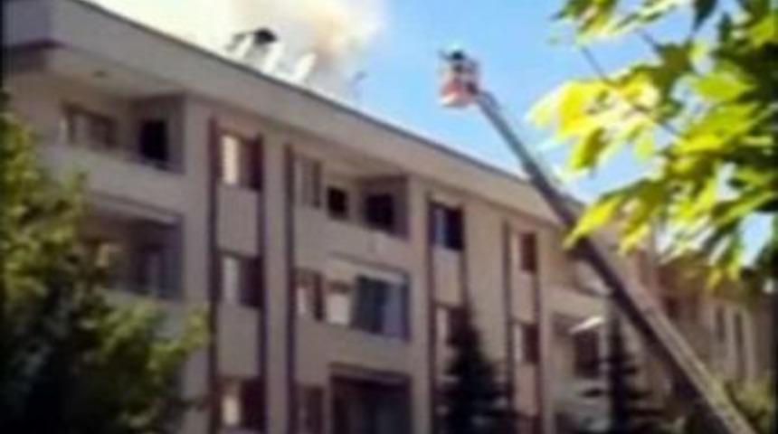 3 Katlı Apartmanın &Ccedil;atısında Yangın