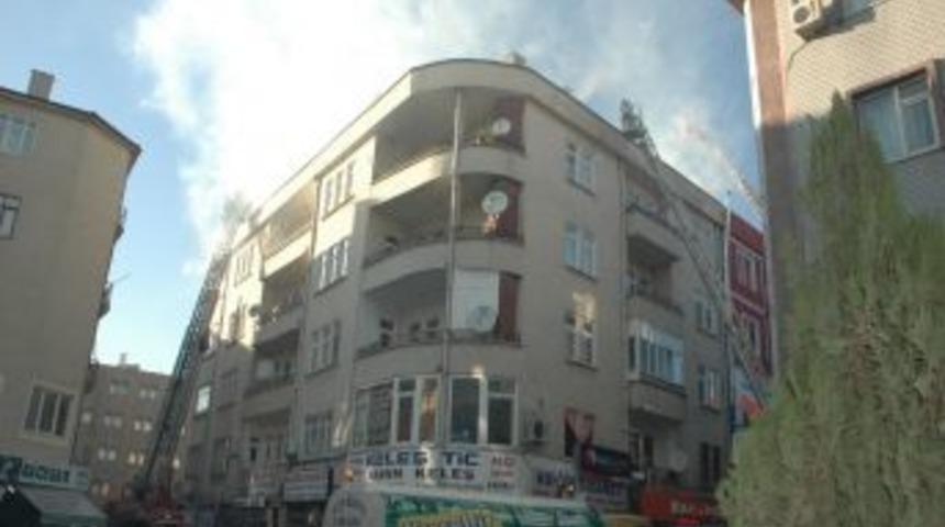 Kırşehir'de 5 Katlı Apartmanda &Ccedil;ıkan Yangın Korkuttu