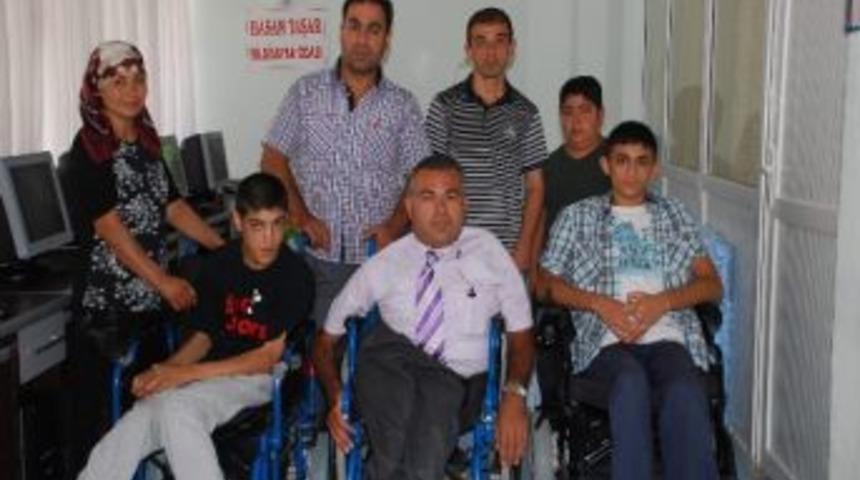 İşadamından İki Engelliye Ak&uuml;l&uuml; Tekerlekli Sandalye