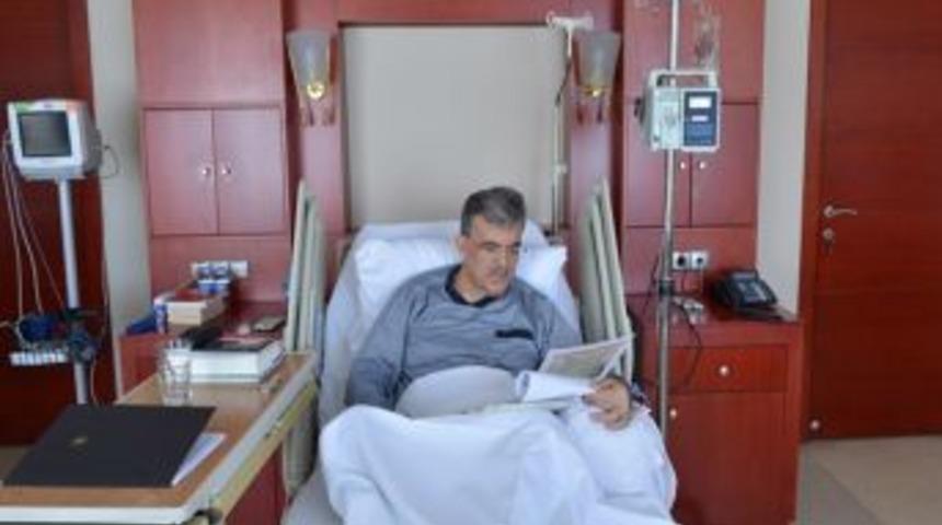 Cumhurbaşkanı G&uuml;l&rsquo;&uuml;n Hastaneden İlk Fotoğrafı Twitter&rsquo;da