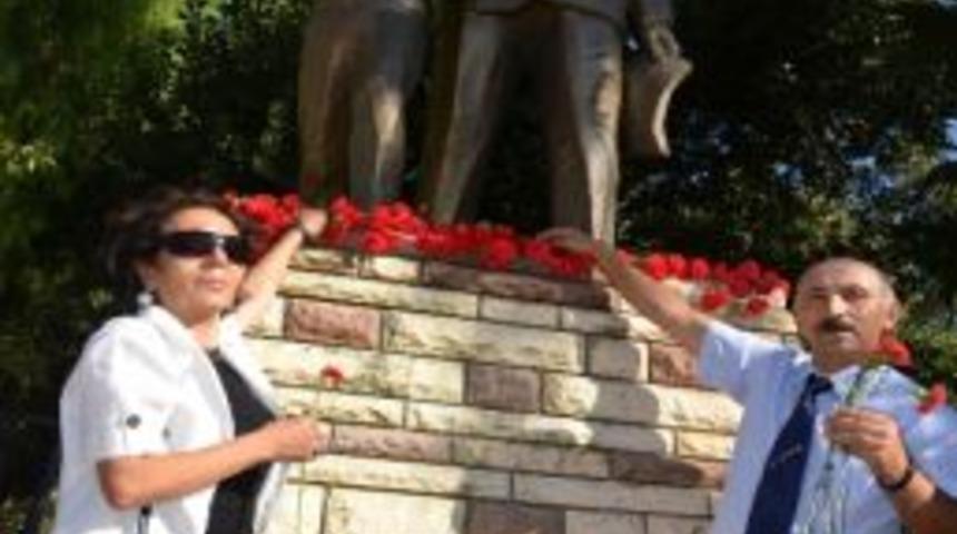 S&ouml;ke&rsquo;de Bir Grup Chp'li Ve Bazı Sivil Toplum &Ouml;rg&uuml;tleri Atat&uuml;rk Anıtına &Ccedil;i&ccedil;ek Bıraktılar