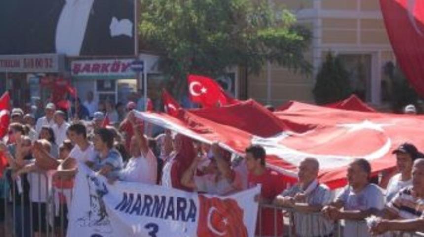 Şark&ouml;y'deki T&ouml;renler Esnasında Bir Grup Slogan Attı