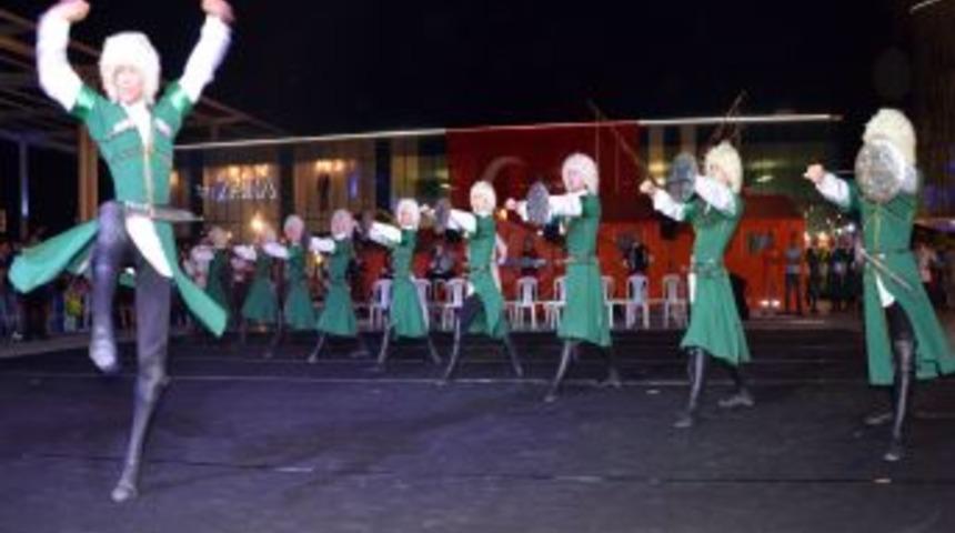 Akrobatların Ip &Uuml;st&uuml;nde G&ouml;sterisi Nefes Kesti